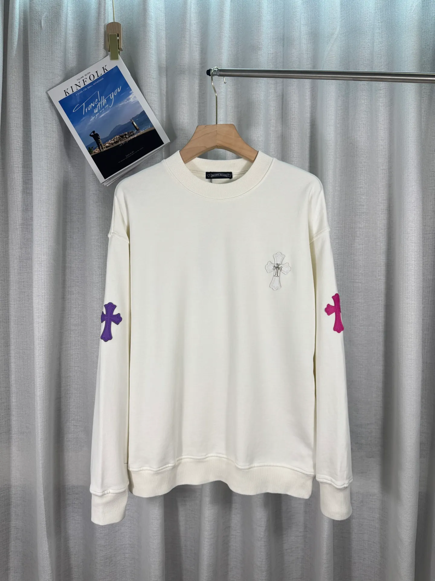 P260 top version, real shot without P, ​​different from market currency) 𝗖𝗵𝗿𝗼𝗺𝗲 𝗛𝗲𝗮𝗿𝘁𝘀/Cro Heart 2025 washed patch embroidery autumn and winter new original single counter American laser burnt 3D three-dimensional color embroidered couple casual sweatshirt 👑The highest version! Customized fabric 420g tripe terry fabric! American acid-washed and distressed original fabric laser burnt ✟appliqué embroidery and exquisite embroidery of letters! The best-selling model in the counter, very comfortable to wear. Accessories: original molded and authenticated collar label➕100% silk wash label. Genuine purchase-grade original hangtag➕matching hanging rope➕3D hanging beads➕original packaging bag. Craftsmanship: The original version has consistent wiring! The highest version of the armhole matching technique! Color: White Black Size: S M L XL Style No.: 9303